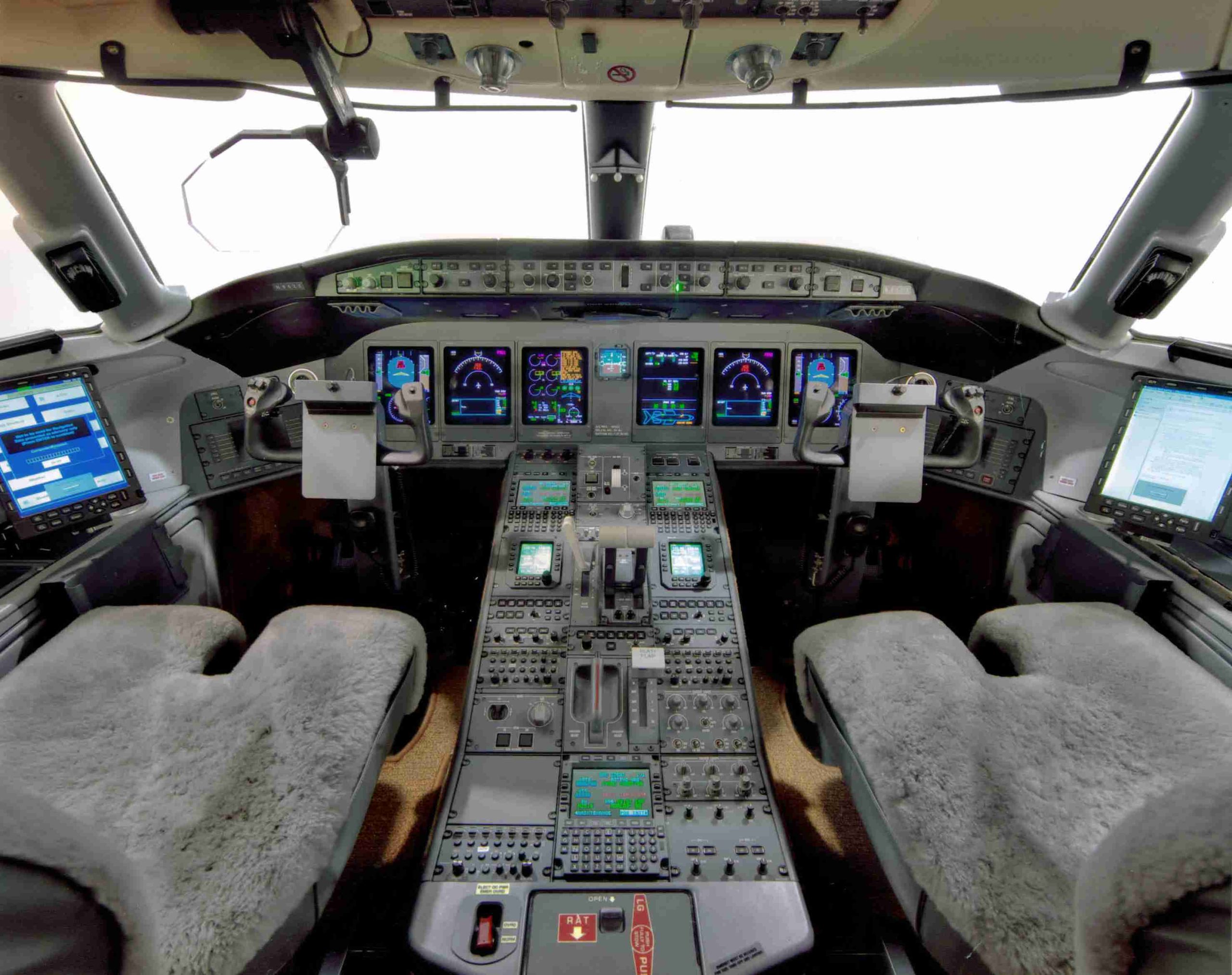 352AF Global 5000 Flight Deck 352AF Global 5000 Flight Deck scaled